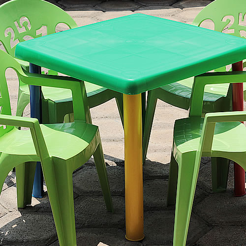Vendo mesas y sillas infantiles de  plastico  - Imagen 1