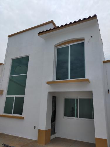 Se vende casa nueva de dos plantas en Irapuat - Imagen 1