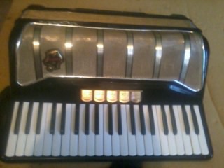 urge vender bonito acordeon marca hohner piro - Imagen 2